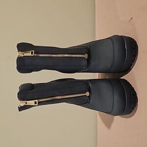 NWT Women's DKNY  black Logan lug sole boots